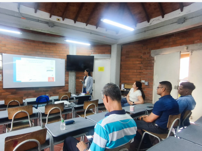 Docentes de grado 11 participaron en una capacitación orientada por Tres Editores para fortalecer la preparación de los estudiantes frente a las Pruebas Saber, mediante simulacros, material pedagógico y uso de plataforma digital.